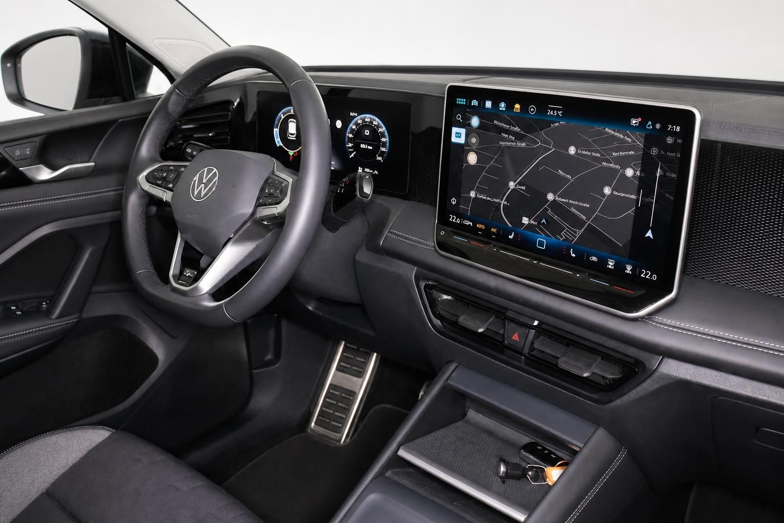 VW Cockpit mit Lenkrad, Digital-Tacho und Navigationssystem im Detail