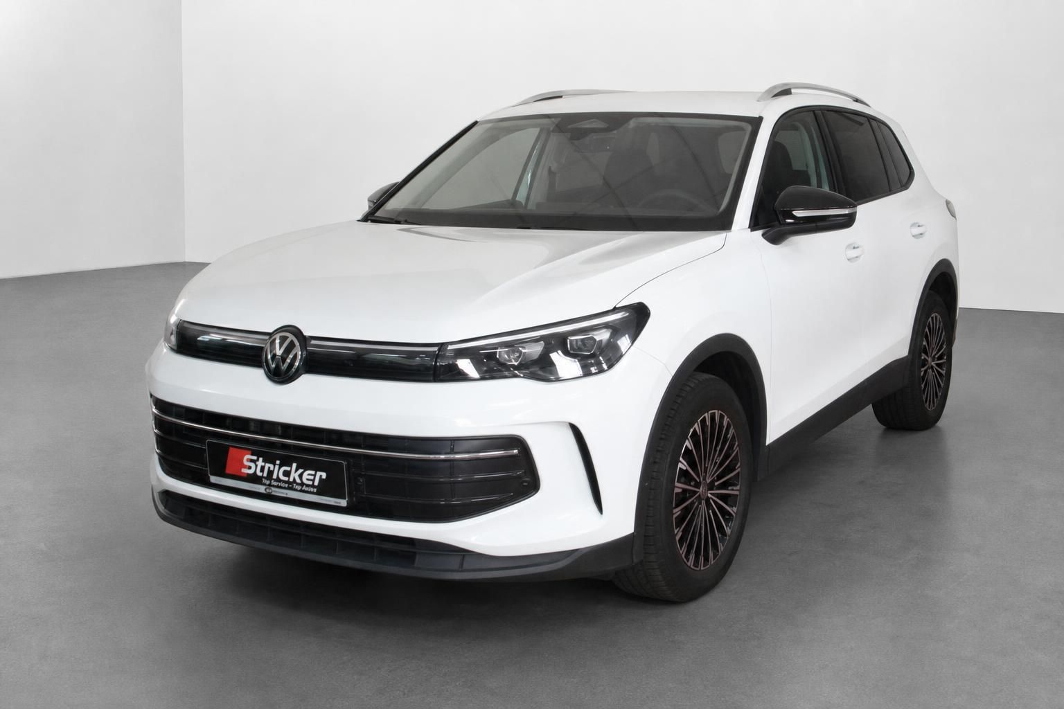 VW Tiguan weiß Frontansicht schräg im Autohaus