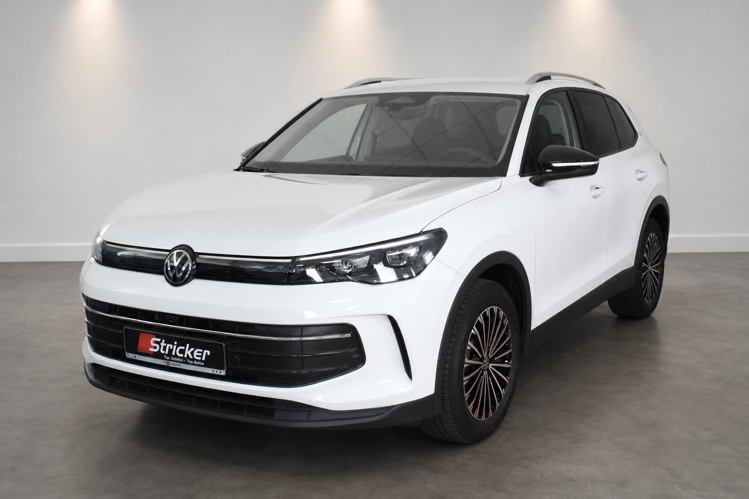 VW Tiguan weiß Frontansicht seitlich im Showroom