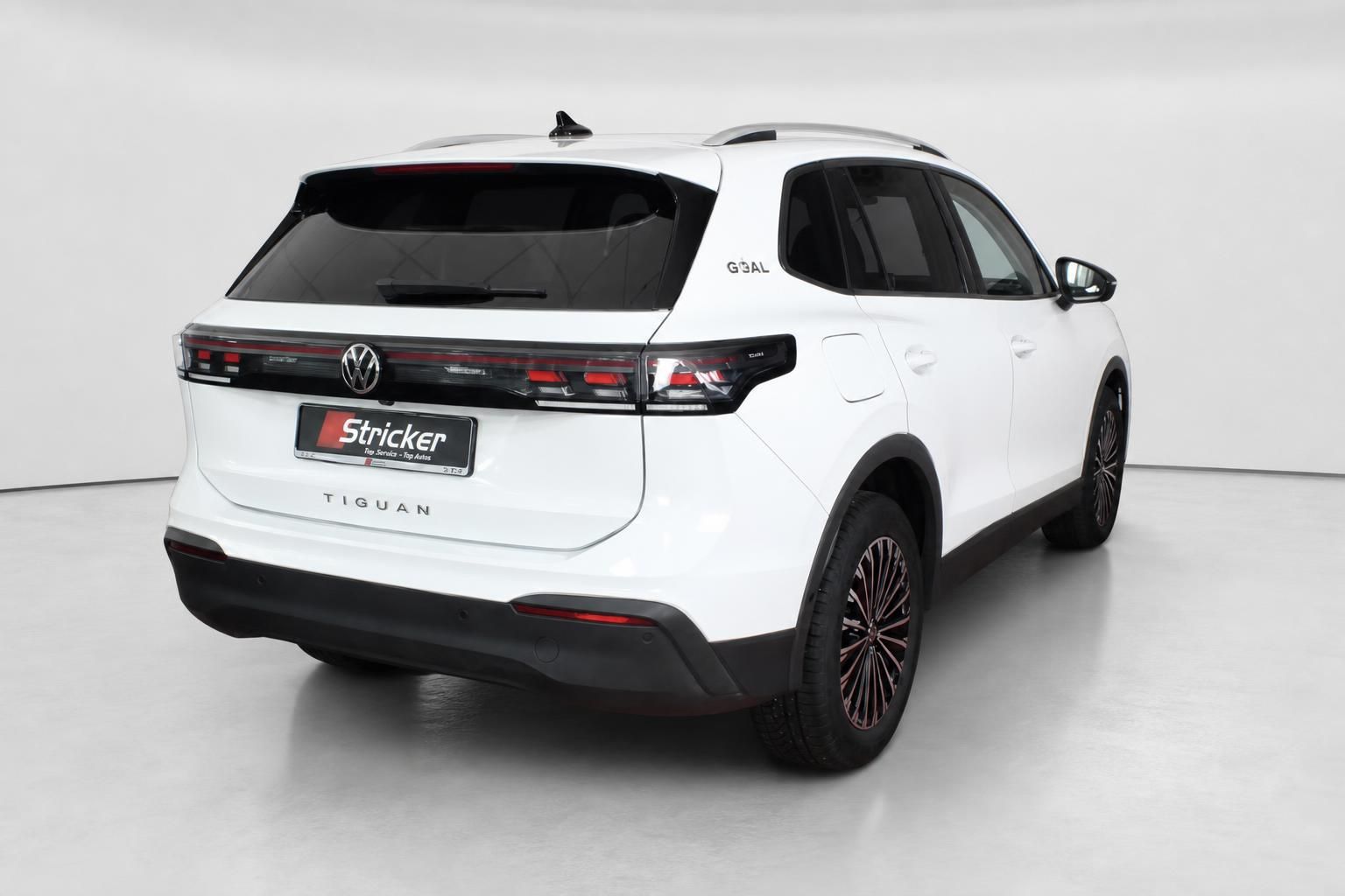 VW Tiguan weiß Heckansicht mit Alufelgen