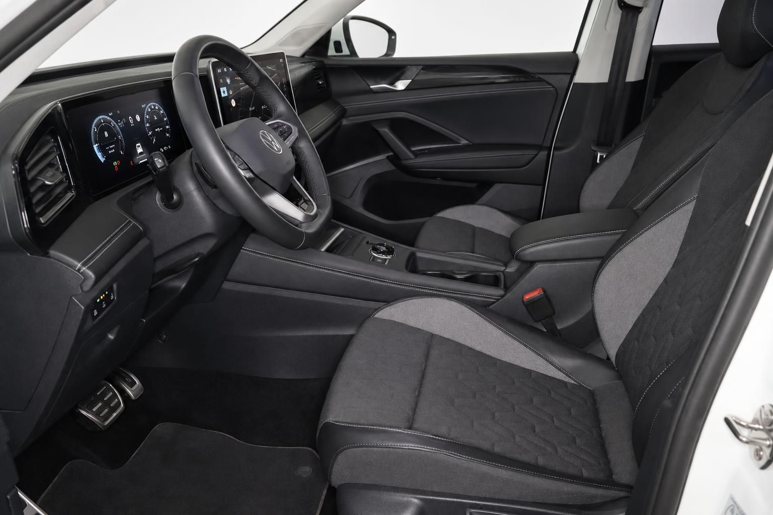 VW Tiguan Innenraum Cockpit und Vordersitze Ansicht