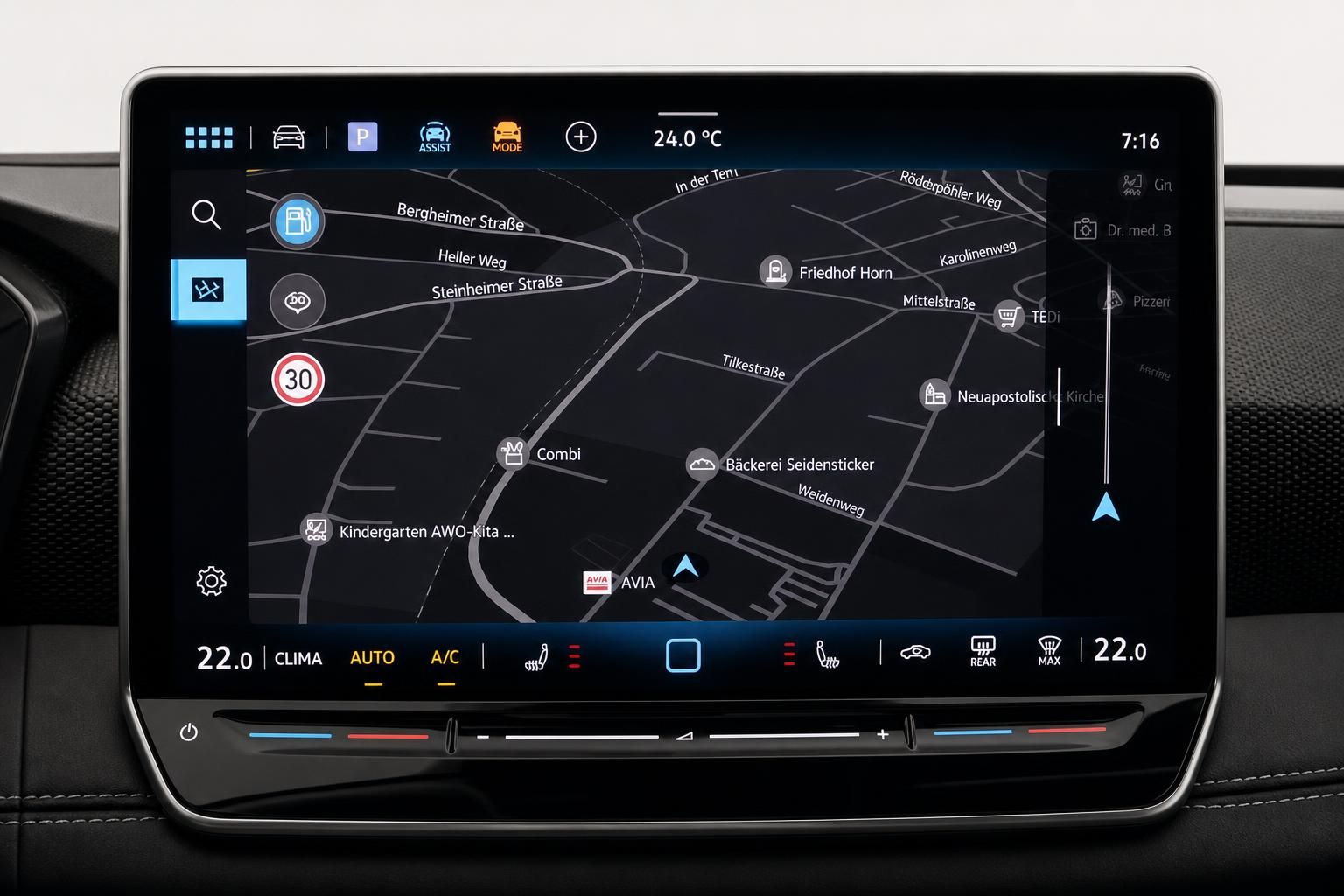 VW Infotainment-Touchscreen mit Navigationskarte und Klimabedienung