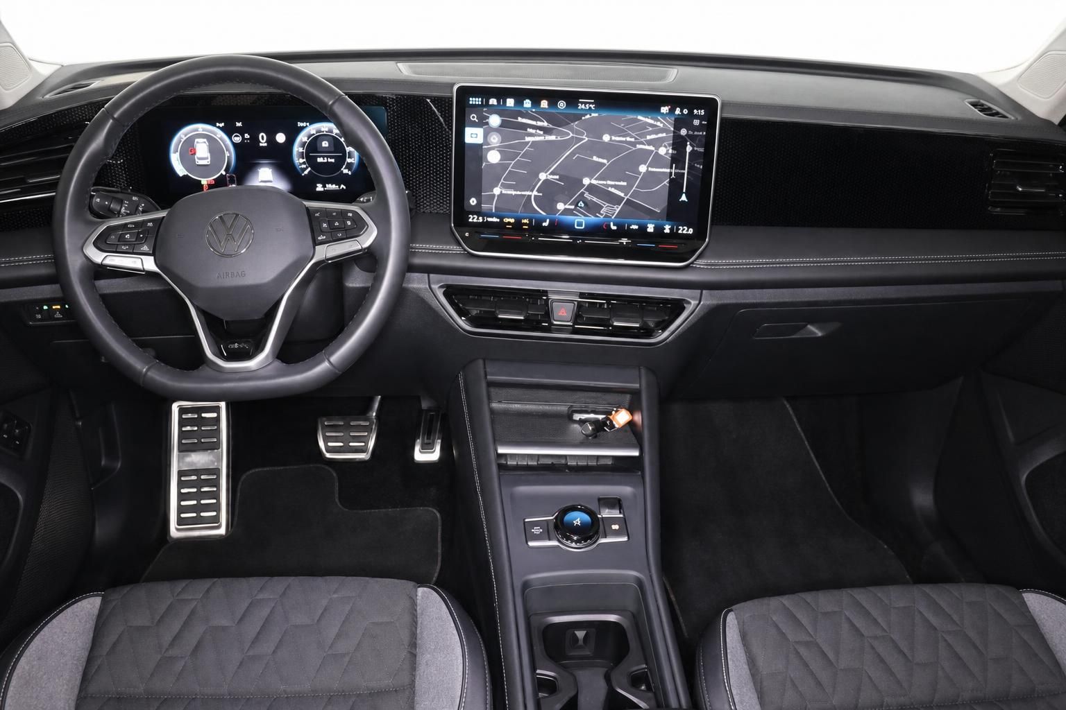 VW Innenraum mit Lenkrad, Sportsitzen und Navigationsdisplay