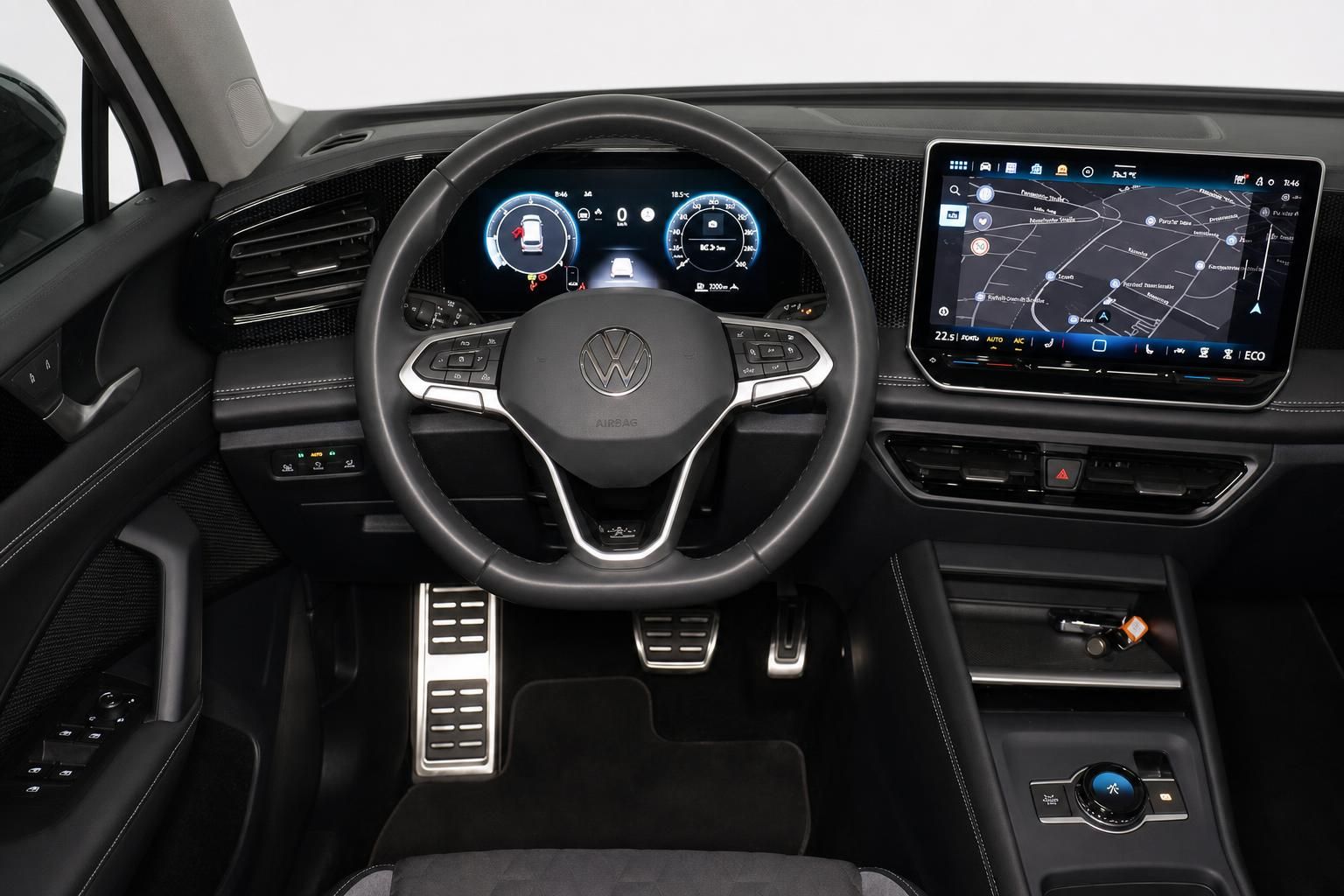 VW Fahrerarbeitsplatz mit Lenkrad, Cockpit und Infotainmentsystem