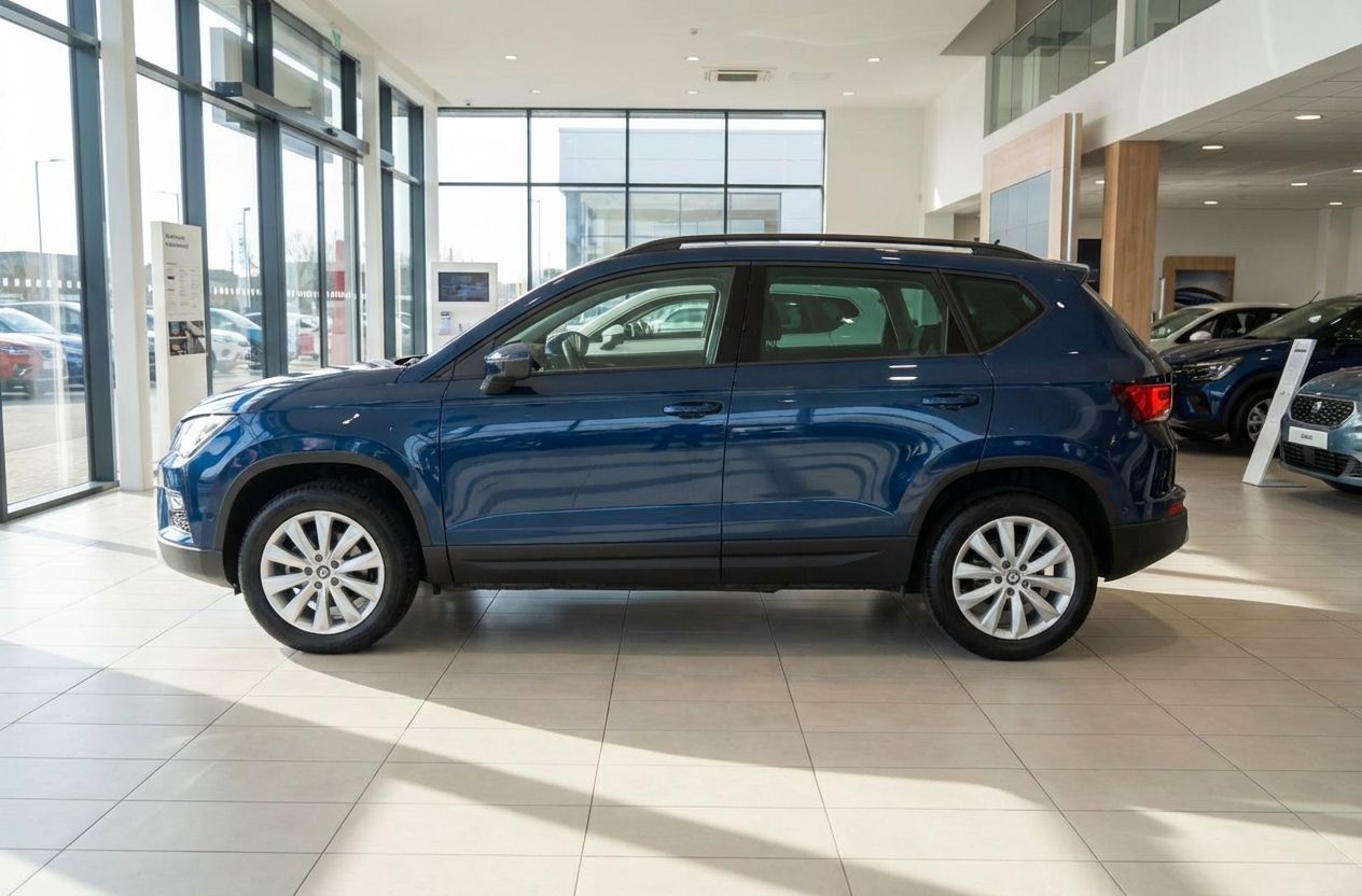 Blauer Škoda Karoq SUV in der Seitenansicht im Autohaus-Showroom