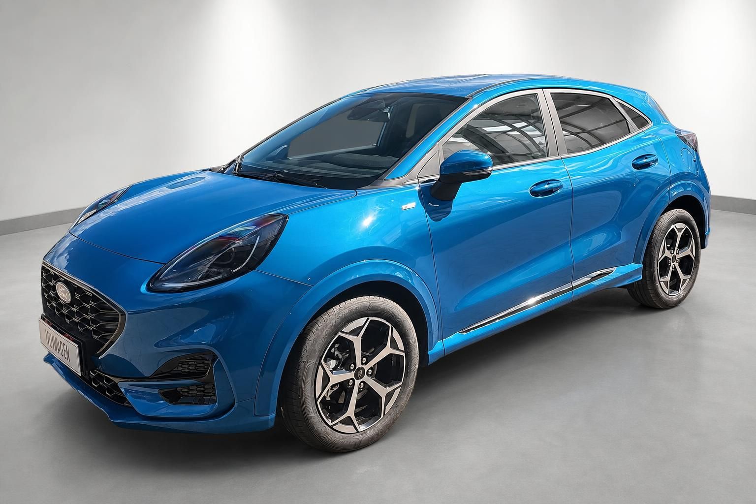 Ford Puma in Blau als Neuwagen von vorne seitlich fotografiert