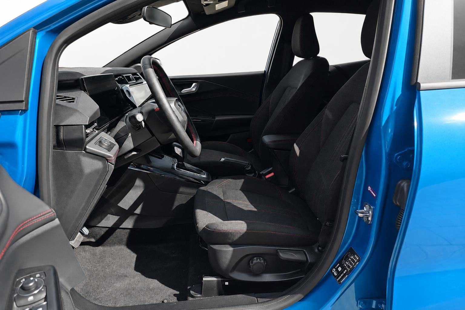 Ford Puma Innenraum mit schwarzen Sportsitzen und roten Kontrastnähten