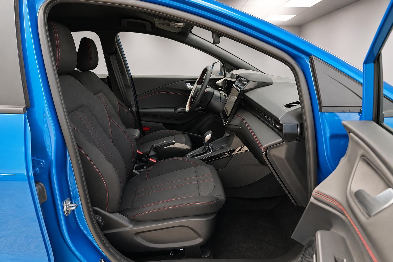 Blauer Ford Puma Innenraum mit Blick auf Fahrersitz und Cockpit