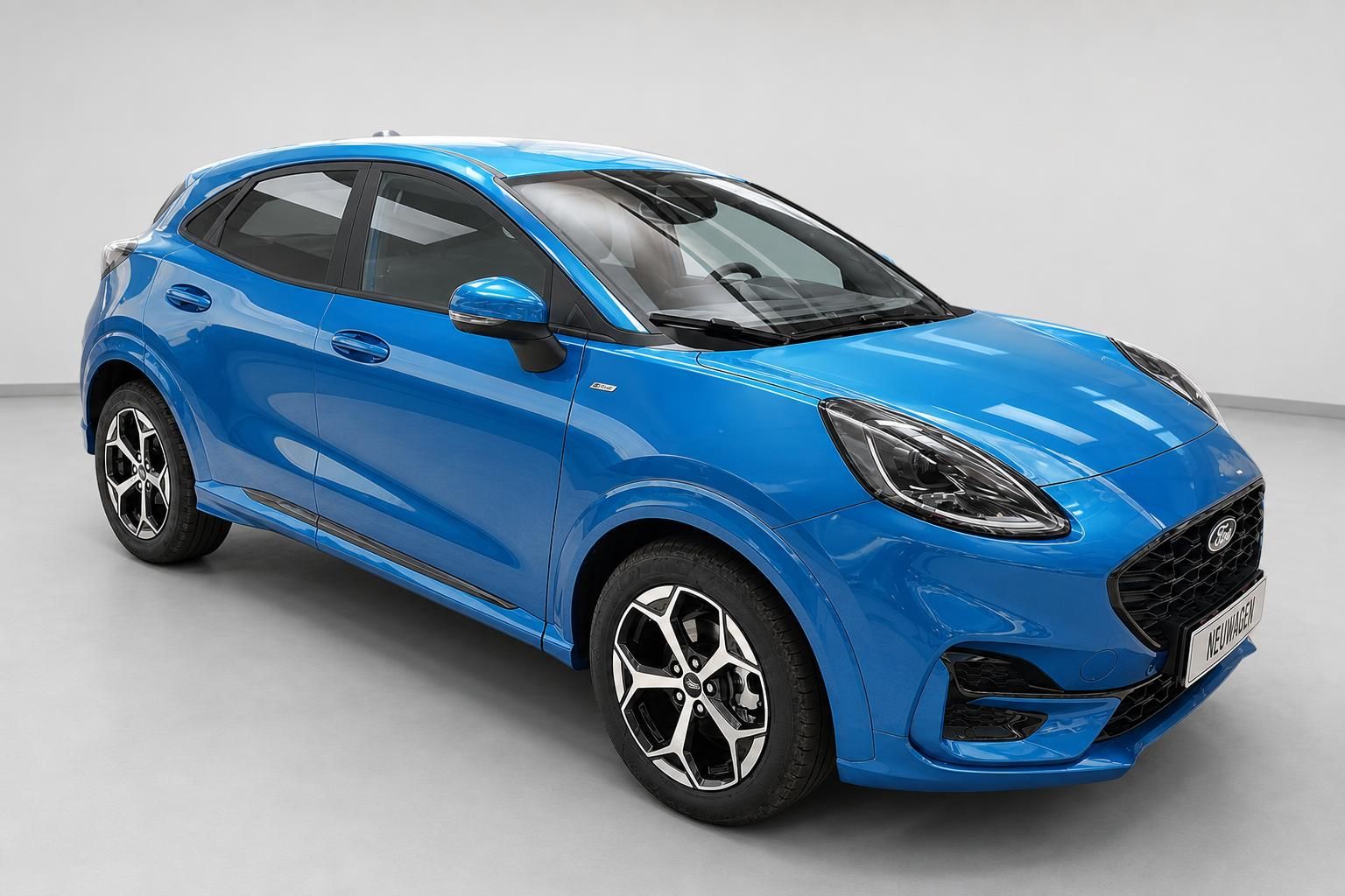 Ford Puma blau, Frontansicht schraeg von oben