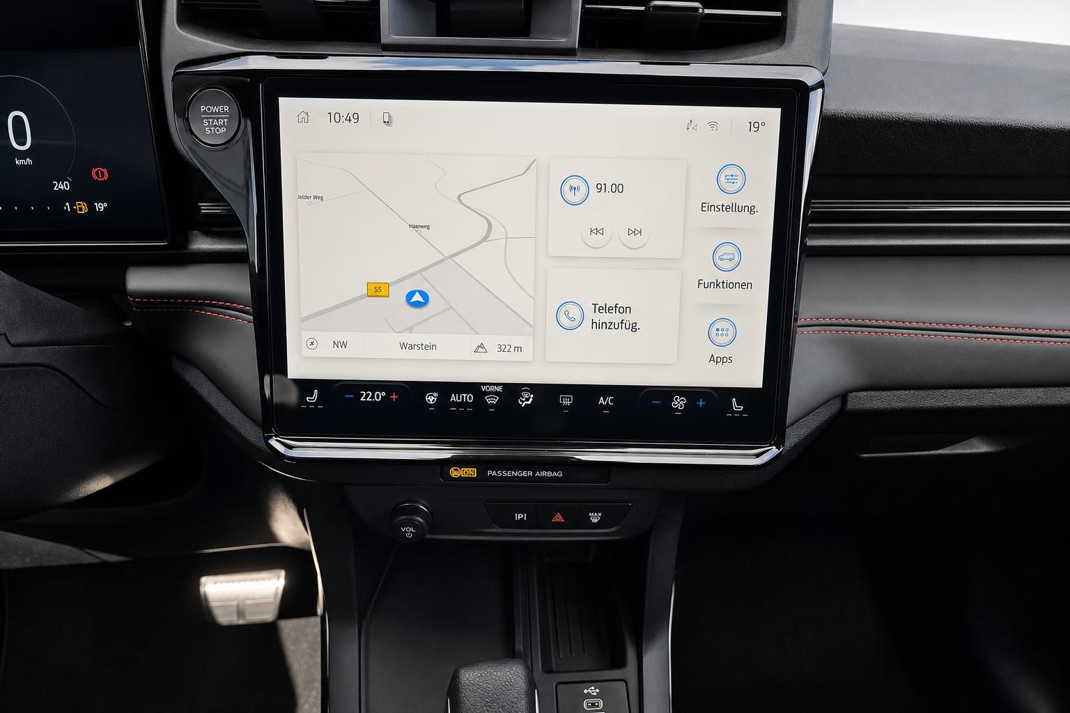 Touchscreen Infotainment Display im Ford Puma mit Navigationskarte