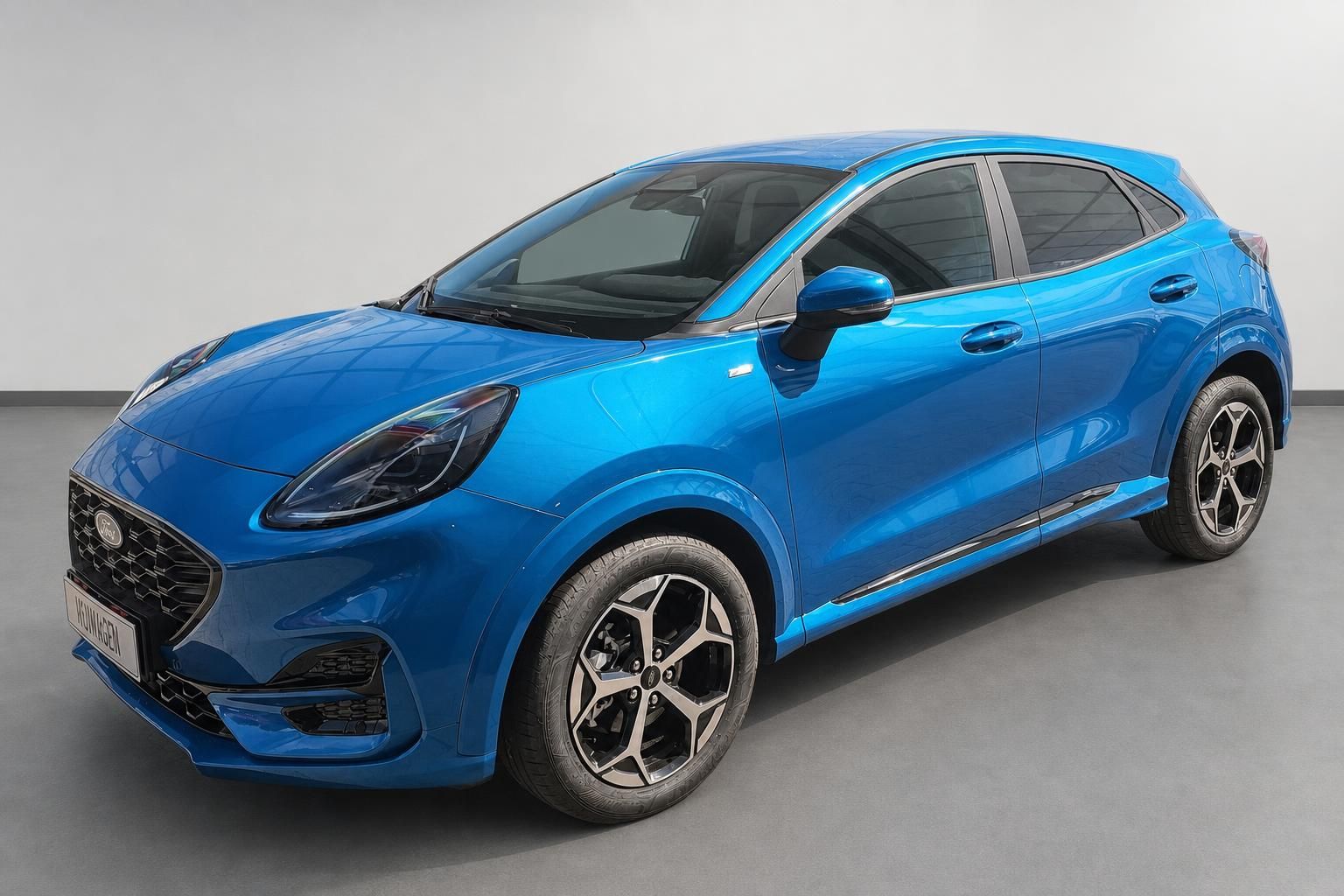 Ford Puma blau, Seitenansicht schraeg von vorne