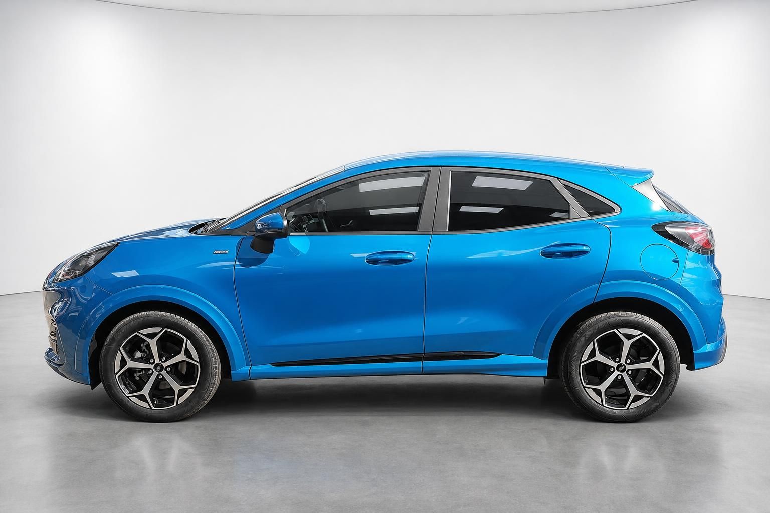 Ford Puma in Blau, Seitenansicht im Studio