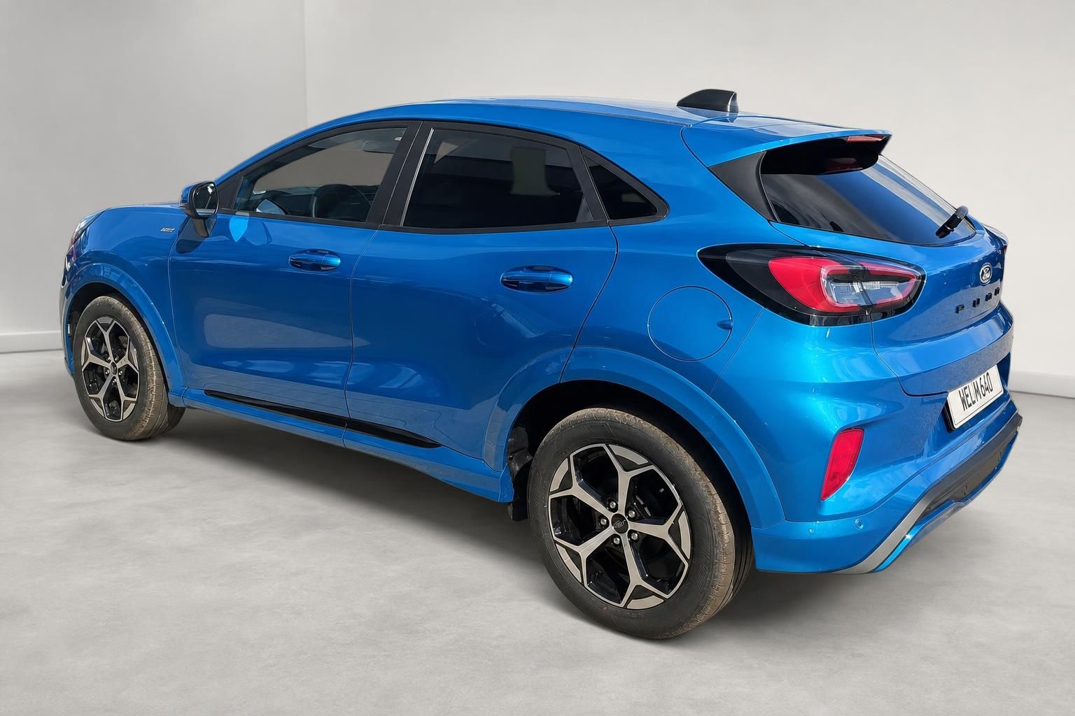 Ford Puma blau, Heckansicht schraeg im Studio