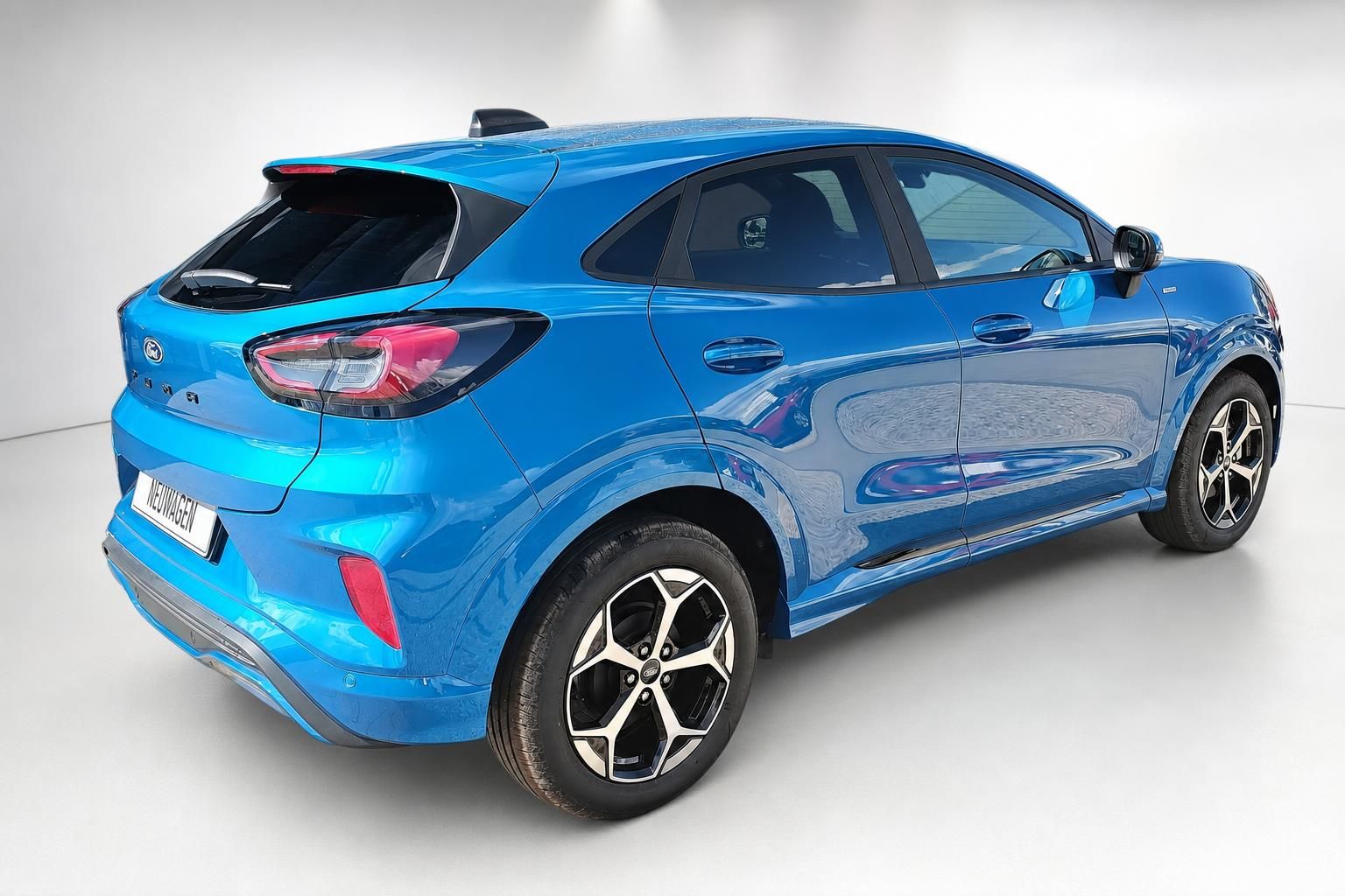 Ford Puma blau, Heck-Seitenansicht im Studio