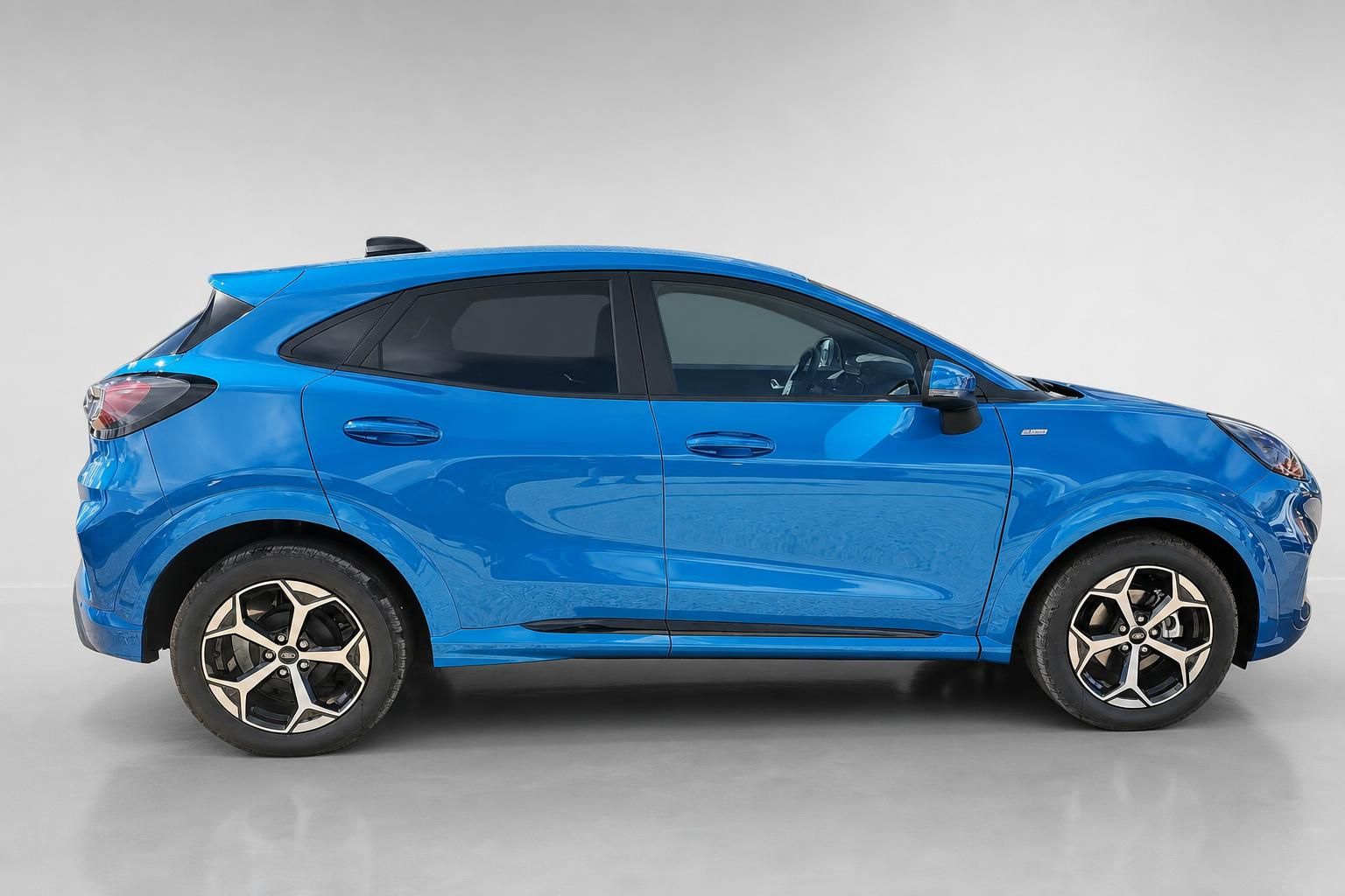 Ford Puma blau, Seitenansicht komplett von der Seite
