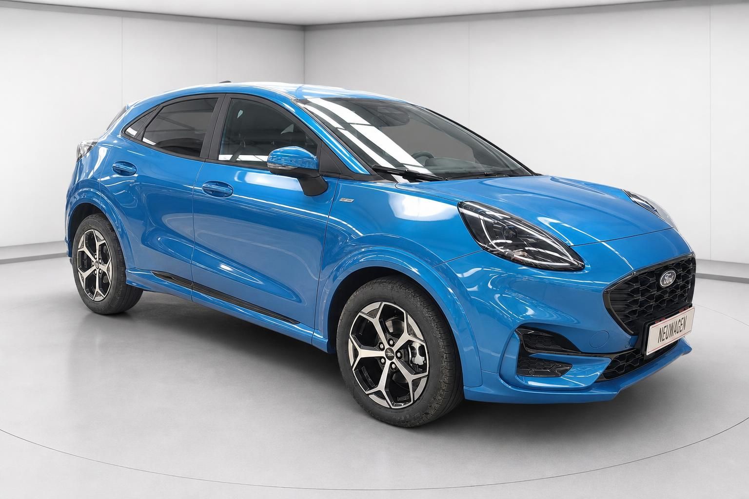 Ford Puma blau, Frontansicht schraeg im Showroom