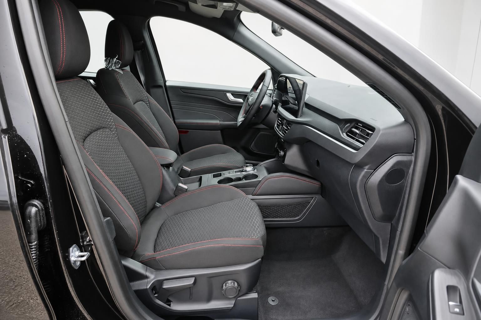 Ford Kuga Innenraum Vordersitze und Armaturenbrett mit roter Ziernaht