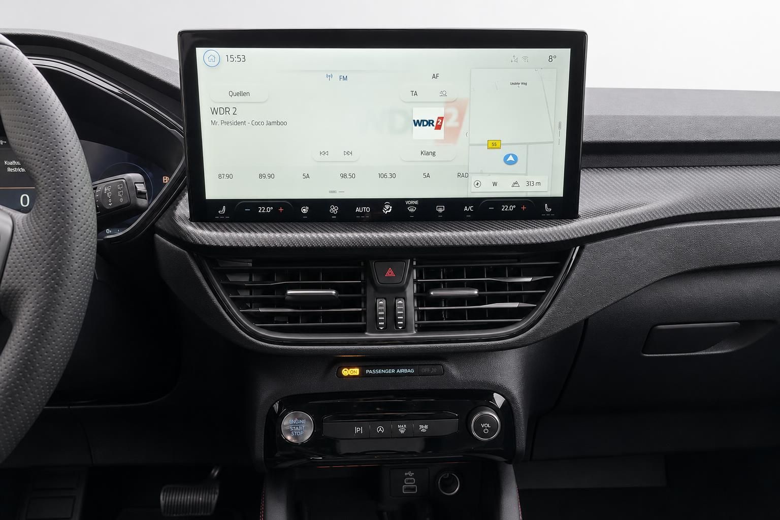 Infotainment-Touchscreen mit Navigation im Fahrzeugcockpit