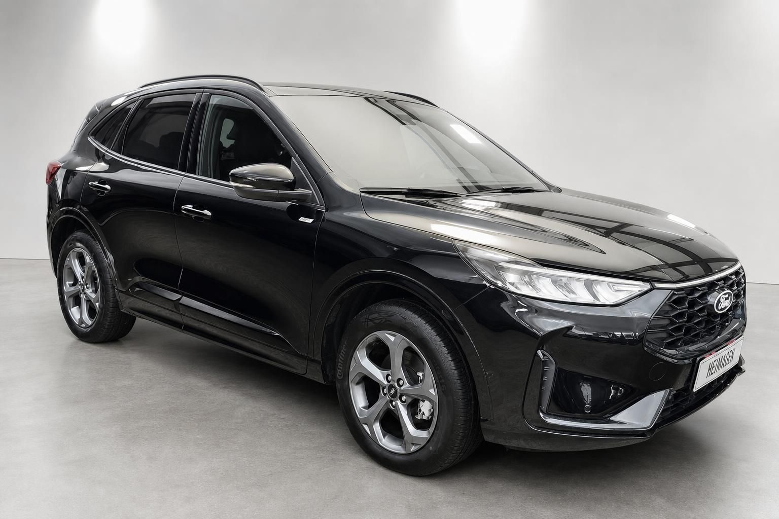 Ford Kuga schwarz SUV Frontansicht Studiofoto