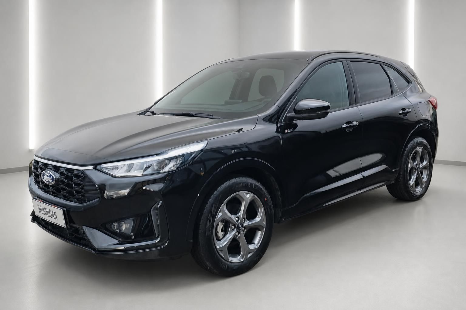 Ford Kuga schwarz Frontansicht SUV Halbseitenaufnahme