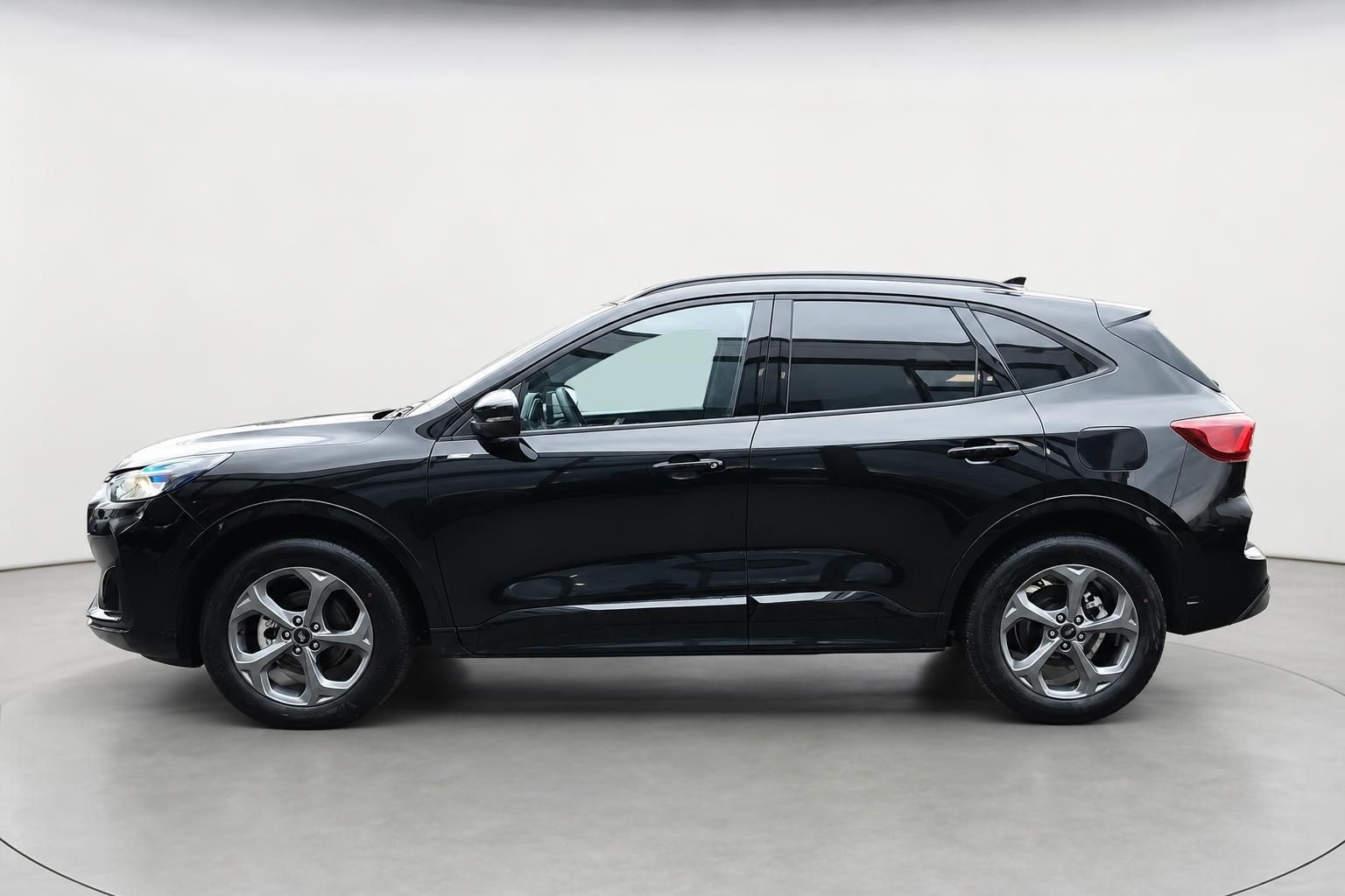Ford Kuga schwarz Seitenansicht Studioaufnahme SUV