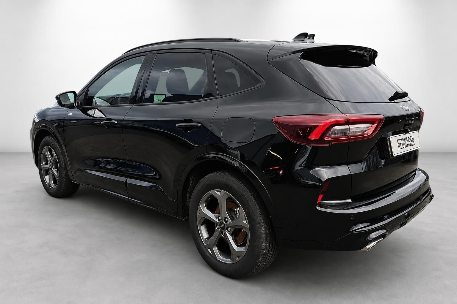 Ford Kuga schwarz Heck seitlich mit rotem Rücklicht und Neuwagen-Kennzeichen
