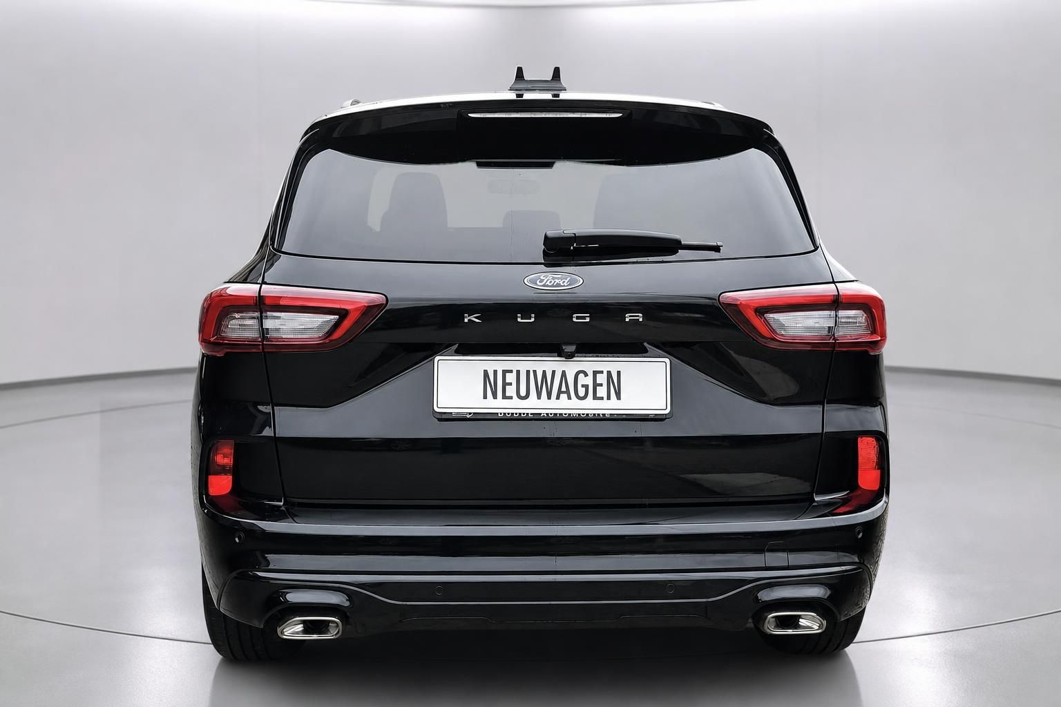 Ford Kuga schwarz Heckansicht frontal mit Kennzeichen und Doppelauspuff