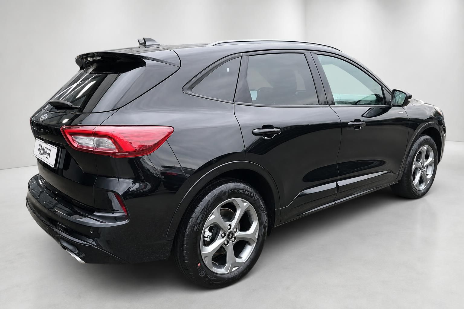 Ford Kuga schwarz Heckansicht seitlich mit Alufelgen im Studio