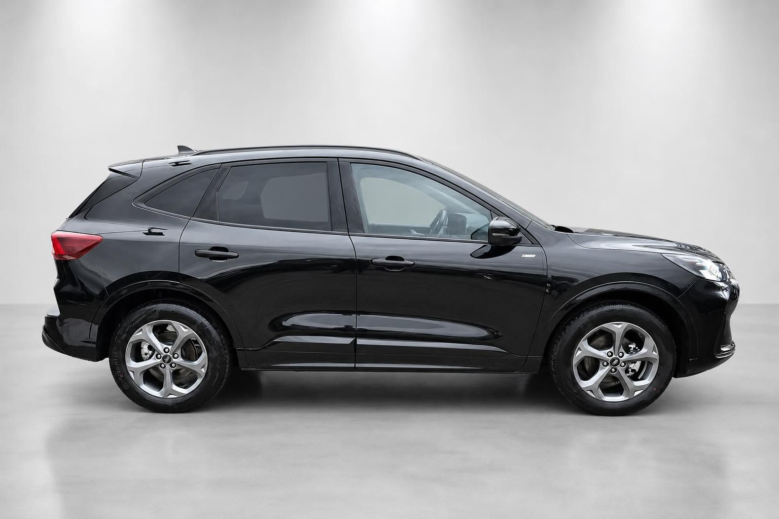 Ford Kuga schwarz Seitenansicht SUV Studioaufnahme