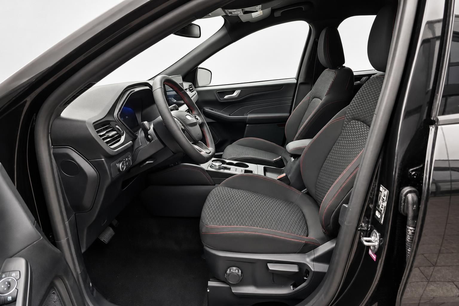 Innenraum Ford SUV mit Sportsitzen und roten Ziernähten
