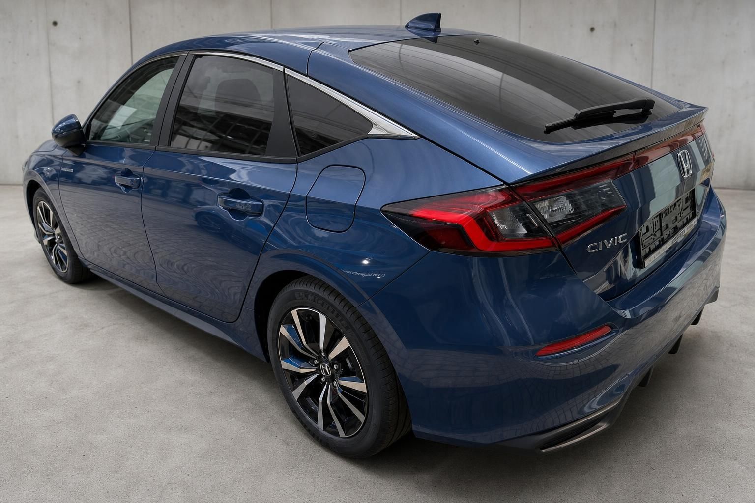 Honda Civic in Blau, Heckansicht mit Leichtmetallfelgen und LED-Rückleuchten