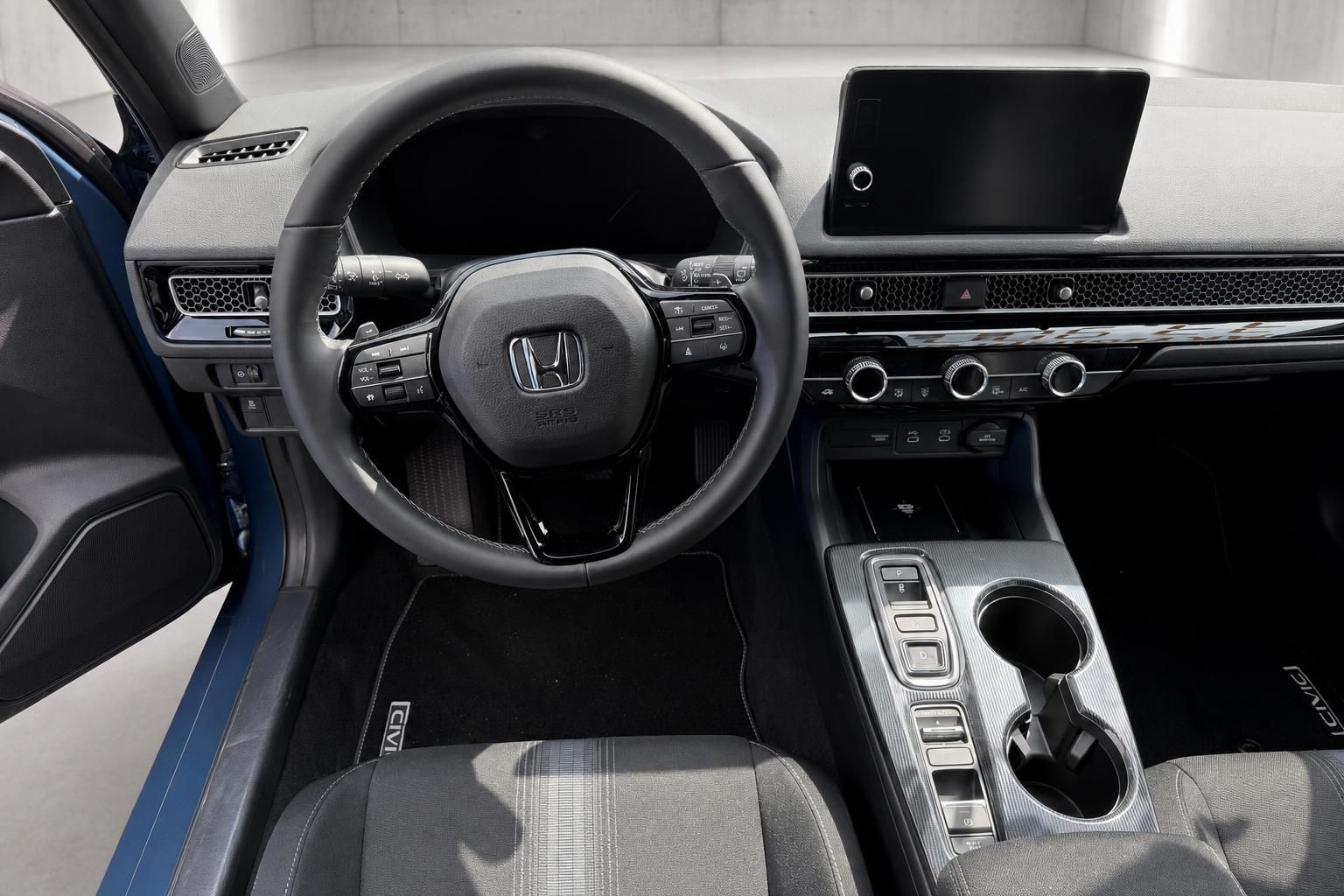 Honda Civic Cockpit mit Lenkrad und digitalem Infotainment-Display