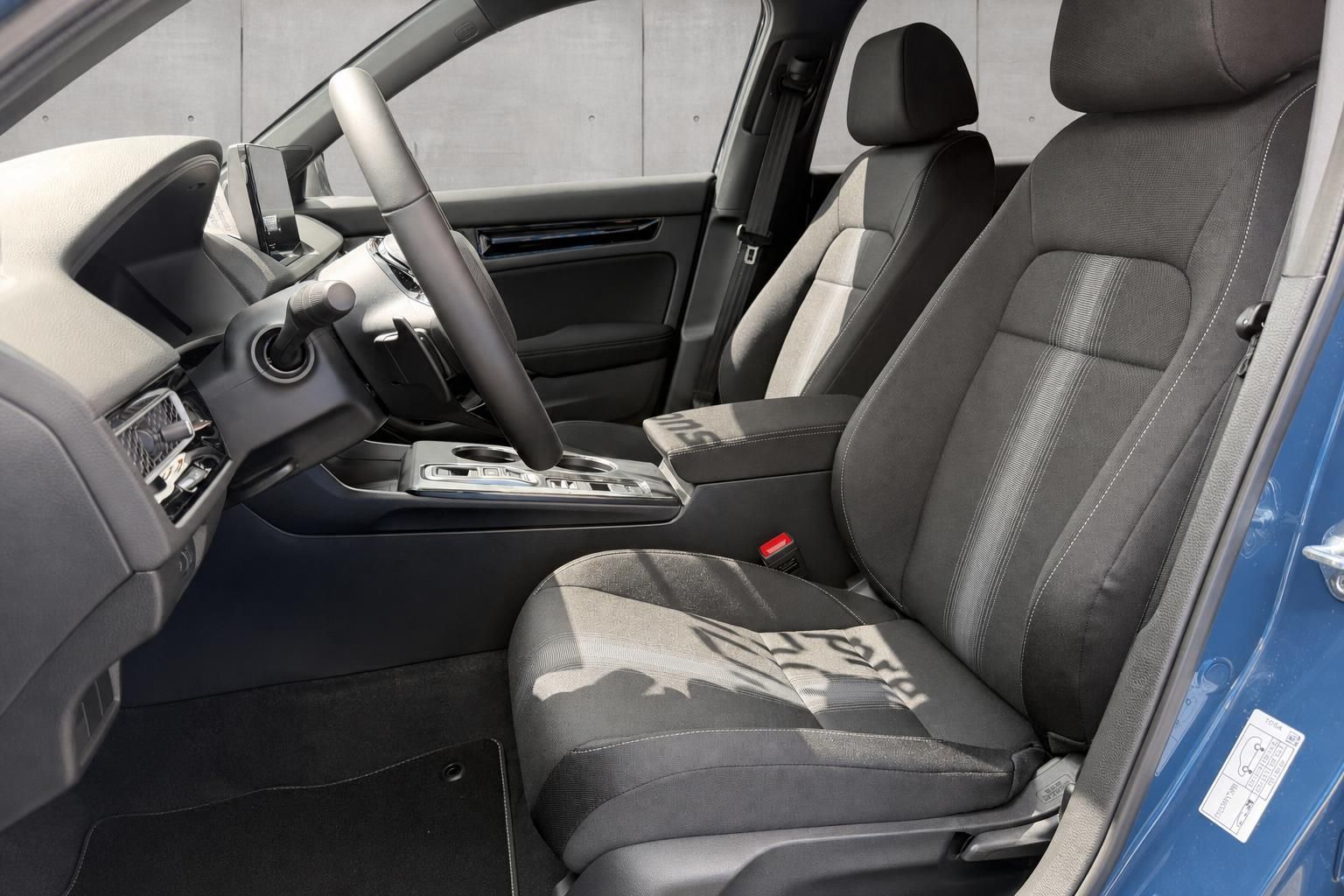 Honda Civic Innenraum mit Vordersitzen und Blick auf Mittelkonsole