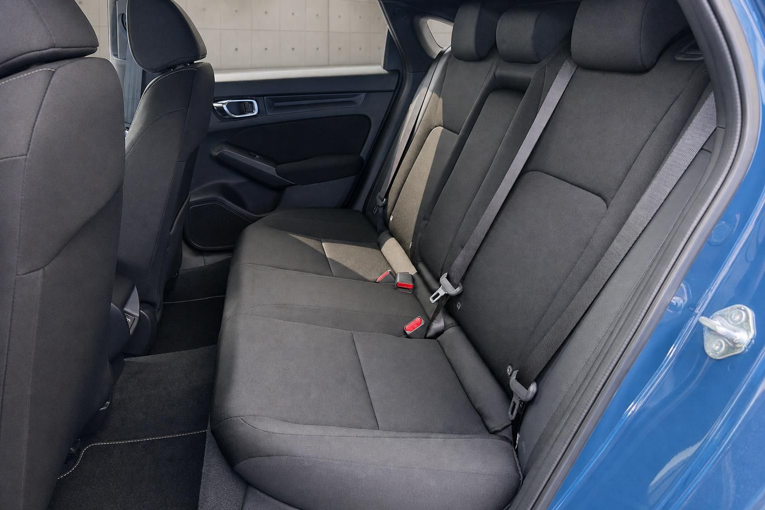 Honda Innenraum Rücksitze mit Sicherheitsgurten in Schwarz