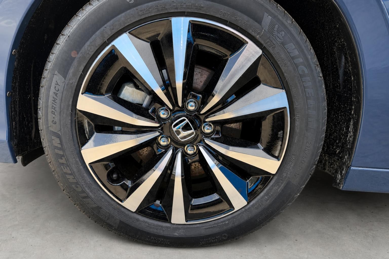 Honda Leichtmetallfelge mit Michelin Reifen im Detail