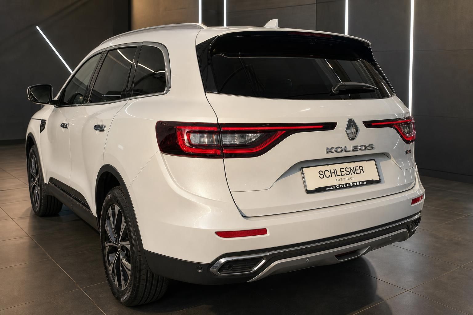 Renault Koleos weiß Heckansicht im Autohaus Schlesner