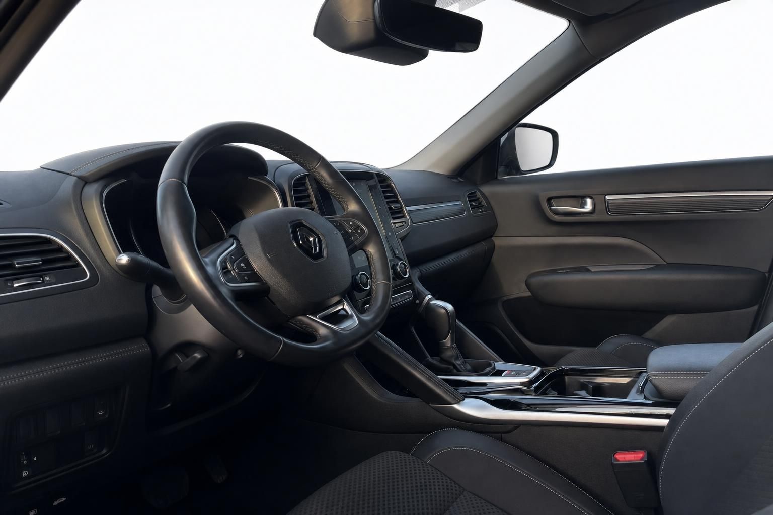 Renault Innenraum mit Lederlenkrad und Cockpit Detailansicht