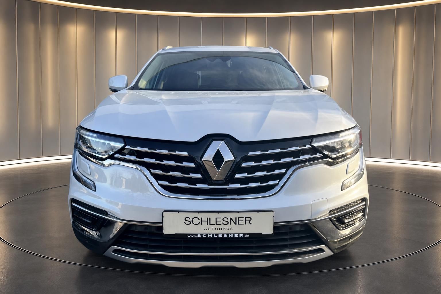 Renault Koleos weiß SUV Frontalansicht im Showroom