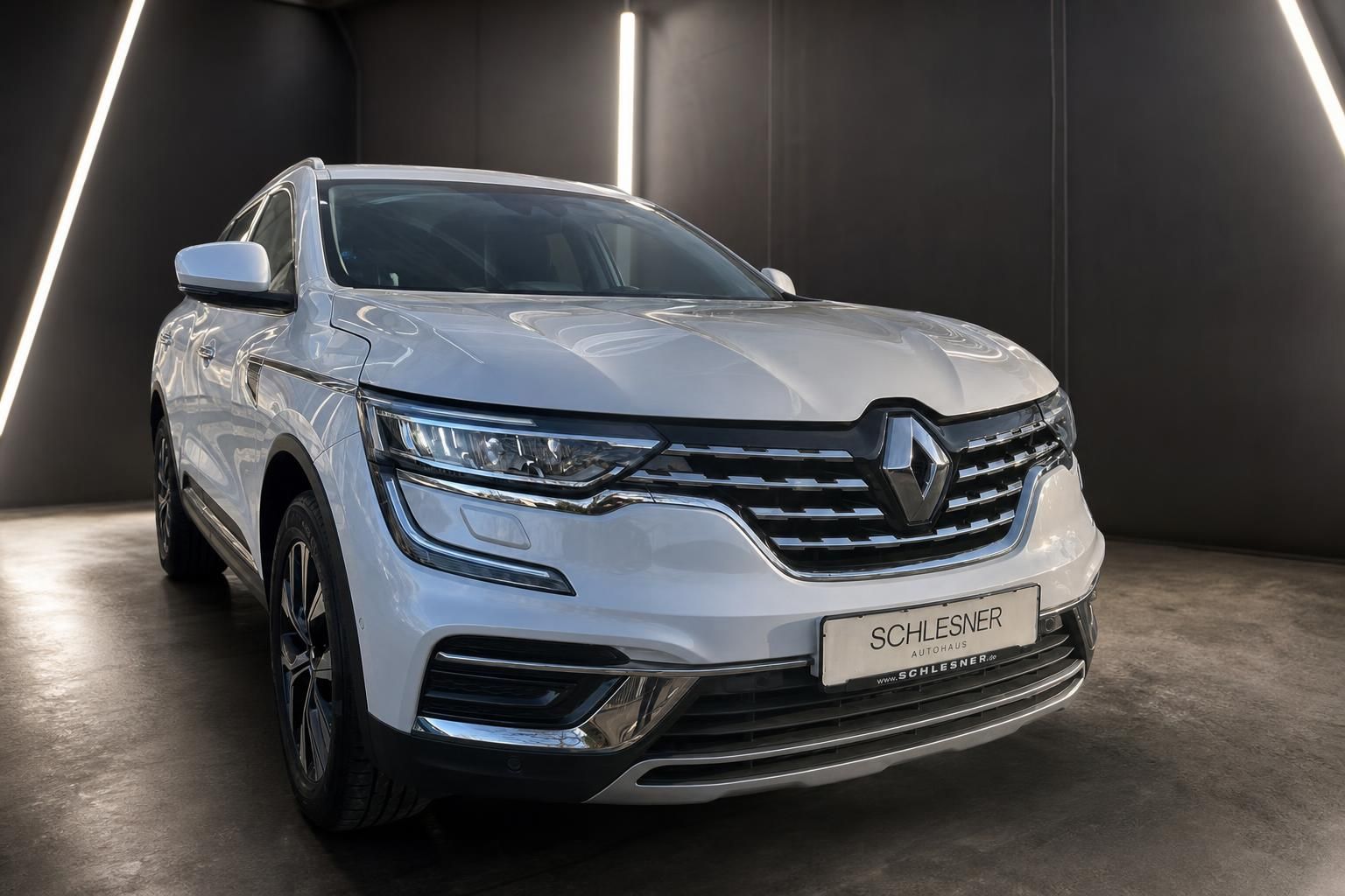 Renault Koleos weiß Frontansicht SUV bei Autohaus Schlesner