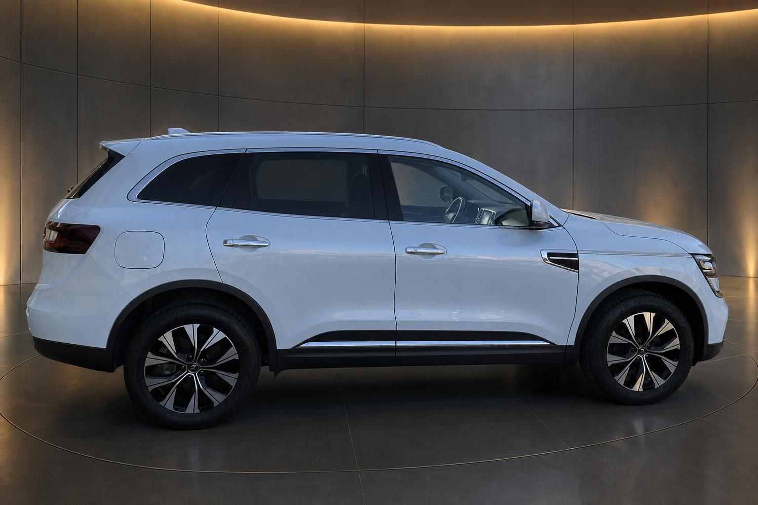 Renault Koleos weiß Seitenansicht SUV im Autohaus