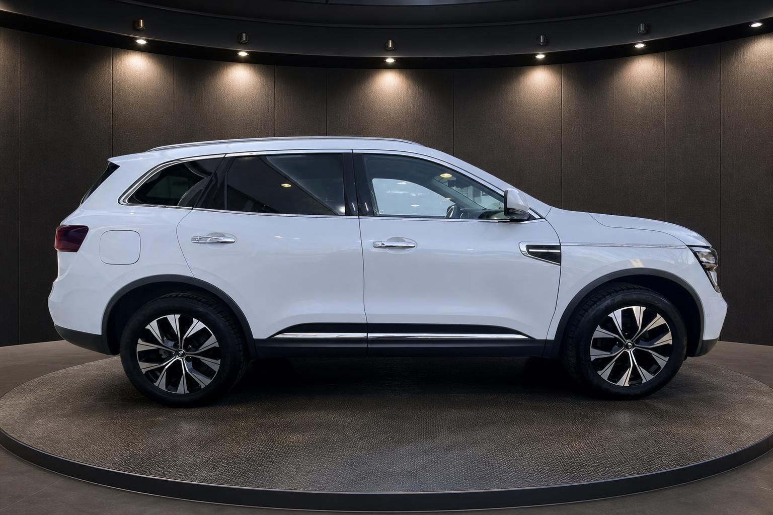 Renault Koleos weiß Seitenansicht SUV in Ausstellungsraum