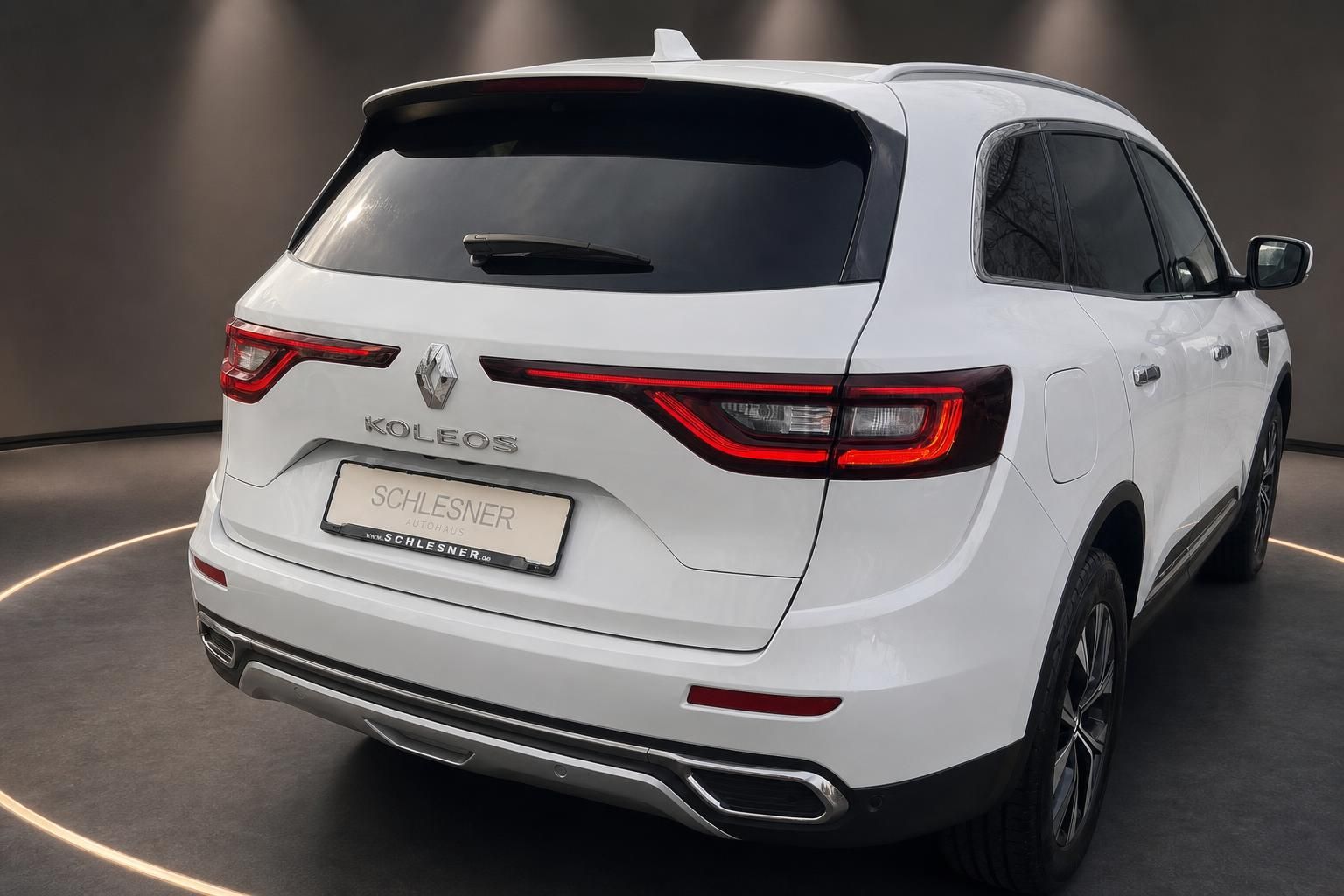 Renault Koleos weiß Heckansicht mit Rückleuchten und Kennzeichenhalter