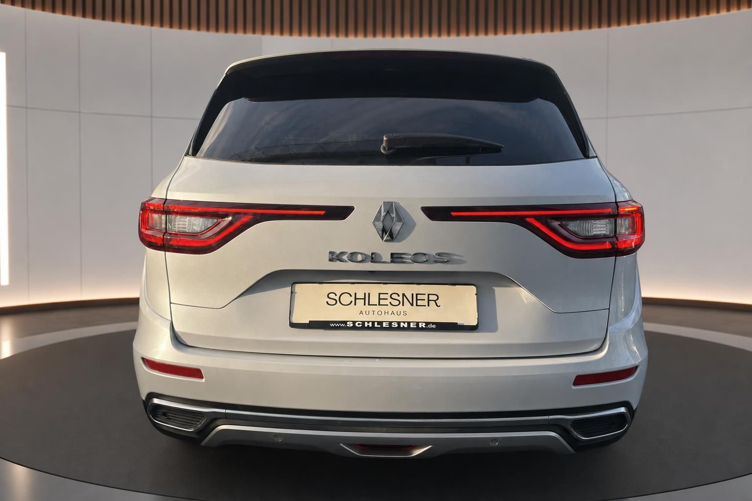 Renault Koleos weiß Heckansicht frontal mit Modellschriftzug