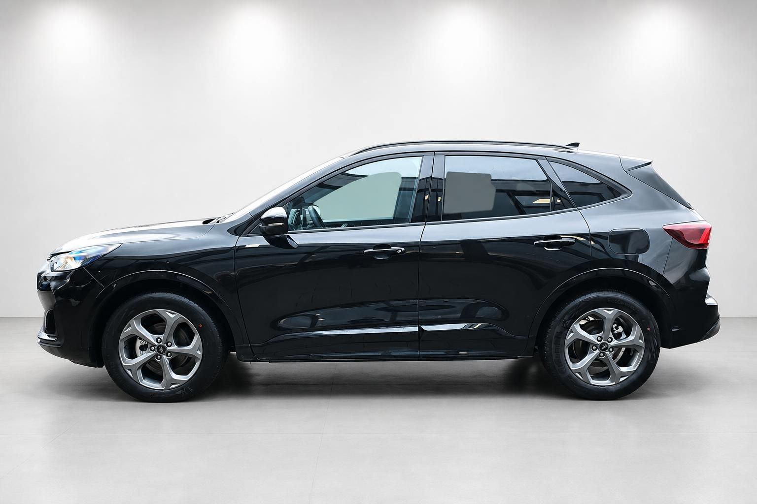Ford Kuga schwarz SUV Seitenansicht Studioaufnahme