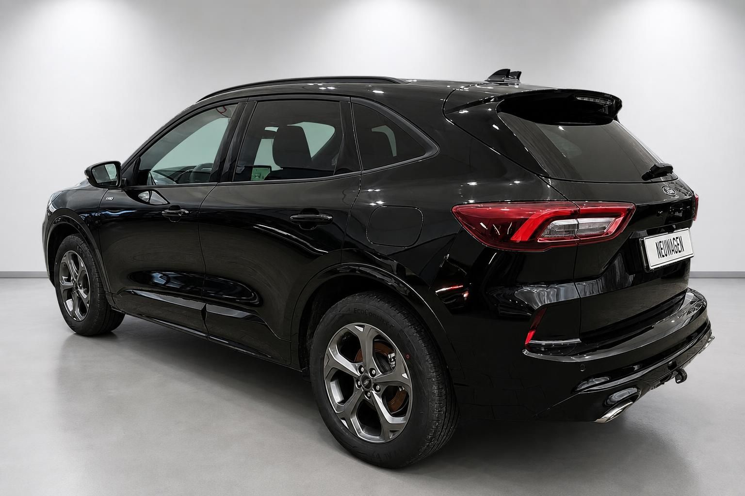 Ford SUV schwarz Heckansicht seitlich im Studio