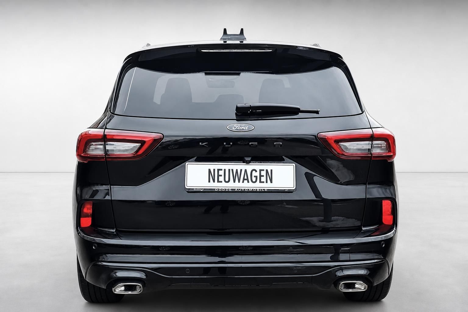 Ford Kuga schwarz SUV Heckansicht mit Ruecklichtern