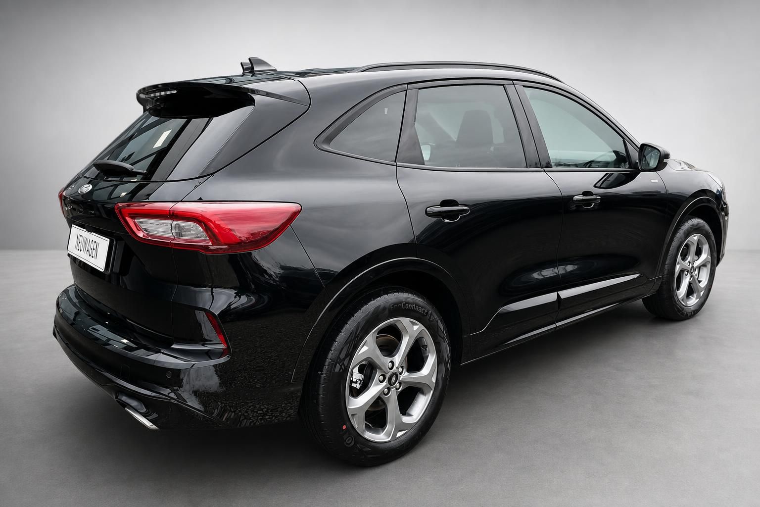 Ford SUV schwarz Heckansicht schraeg im Studio