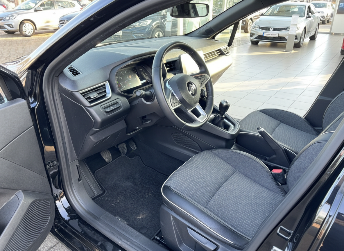 Renault Clio Innenraum schwarz – Fahrersitz, Lenkrad und Armaturenbrett in modernem Design