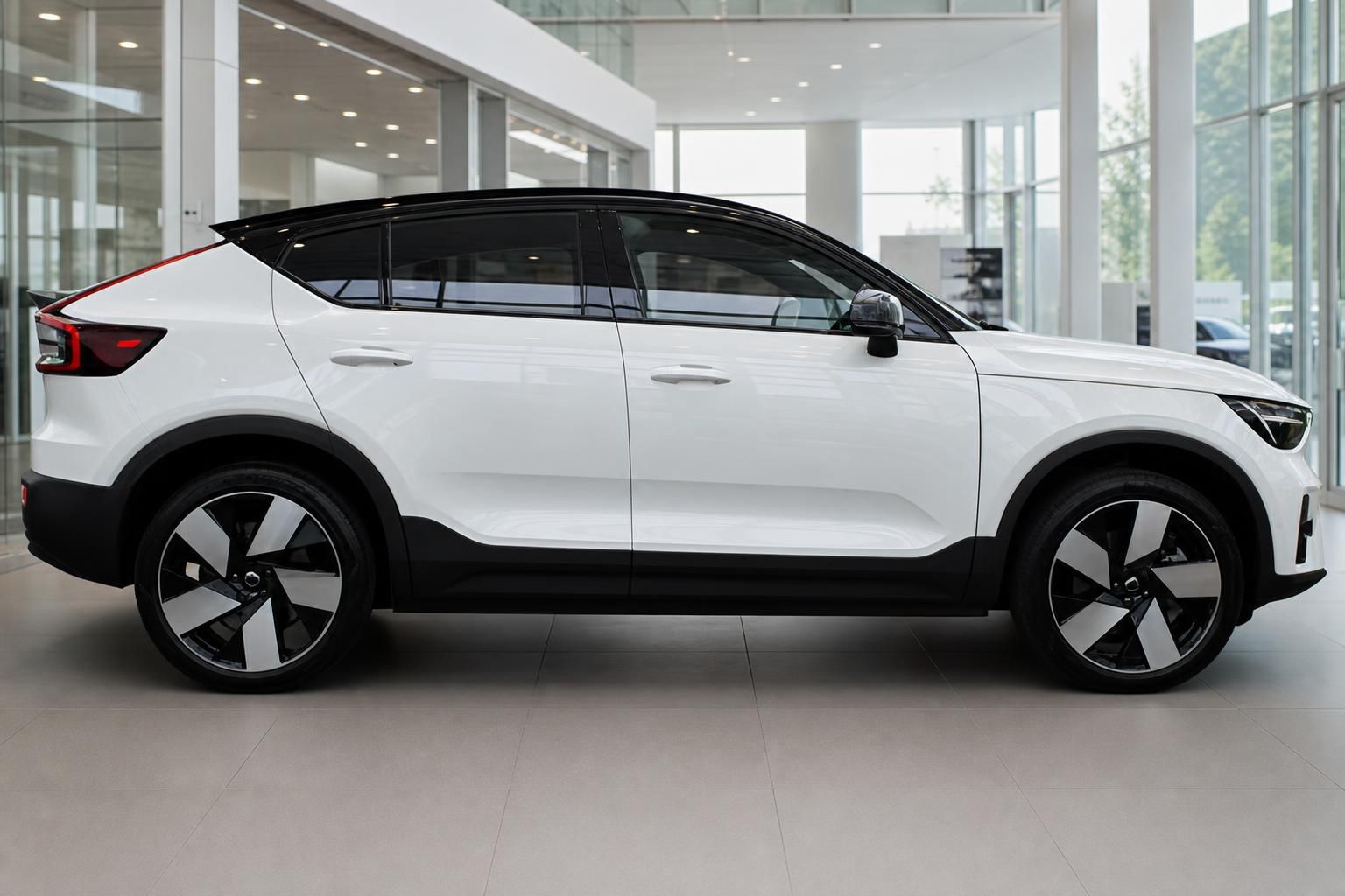 Volvo SUV weiß Seitenprofil mit schwarzem Kontrastdach im Autohaus