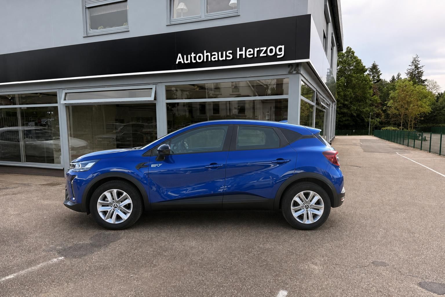 Blauer Mitsubishi ASX Seitenansicht mit Profil-Sicht vor Autohaus Herzog